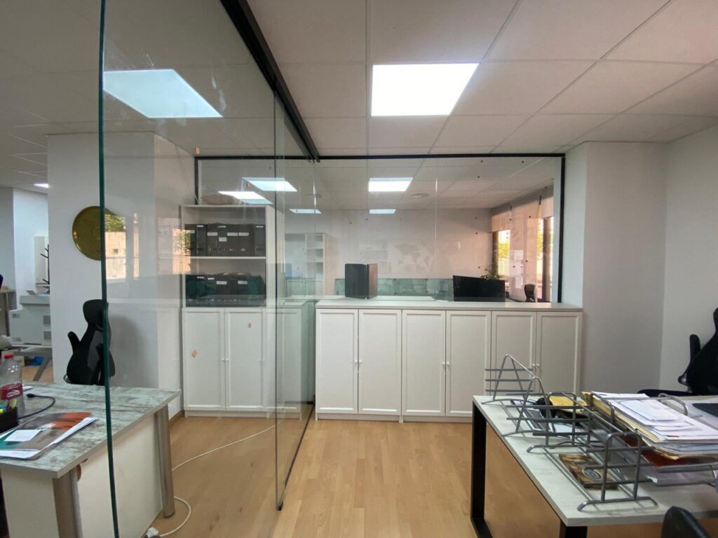 Mampara de oficina de cristal instalada en Madrid por Cristalería Lúmina-Glass