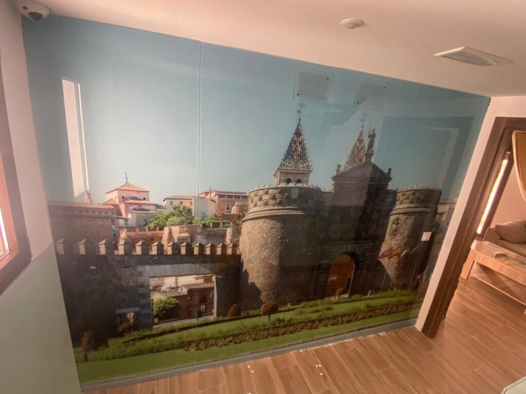 Vidrio decorativo personalizado instalado en Madrid por Cristalería Lúmina-Glass