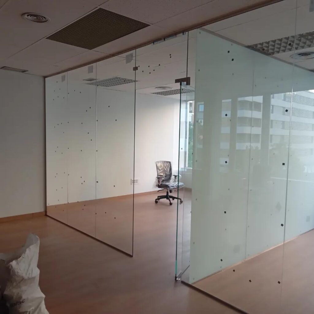 Mampara de oficina de cristal instalada en Madrid por Cristalería Lúmina-Glass