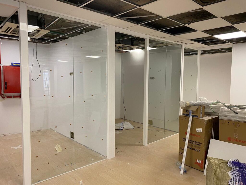Mampara de oficina de cristal instalada en Madrid por Cristalería Lúmina-Glass