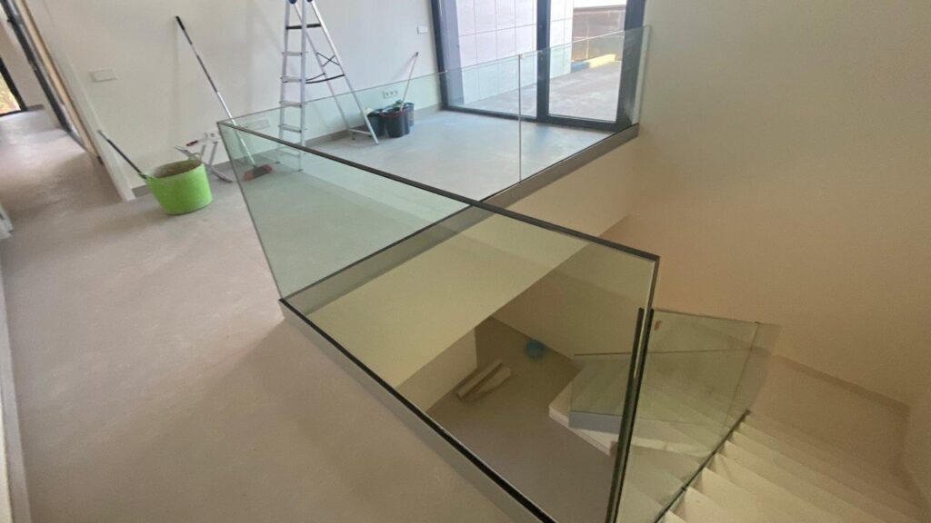 Barandilla de cristal a medida instalada en Madrid por Cristalería Lúmina-Glass