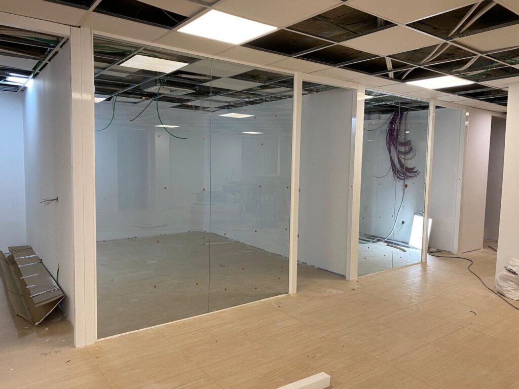 Mampara de oficina de cristal instalada en Madrid por Cristalería Lúmina-Glass