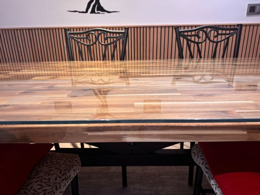 Tapa de mesa de cristal a medida instalada en Madrid