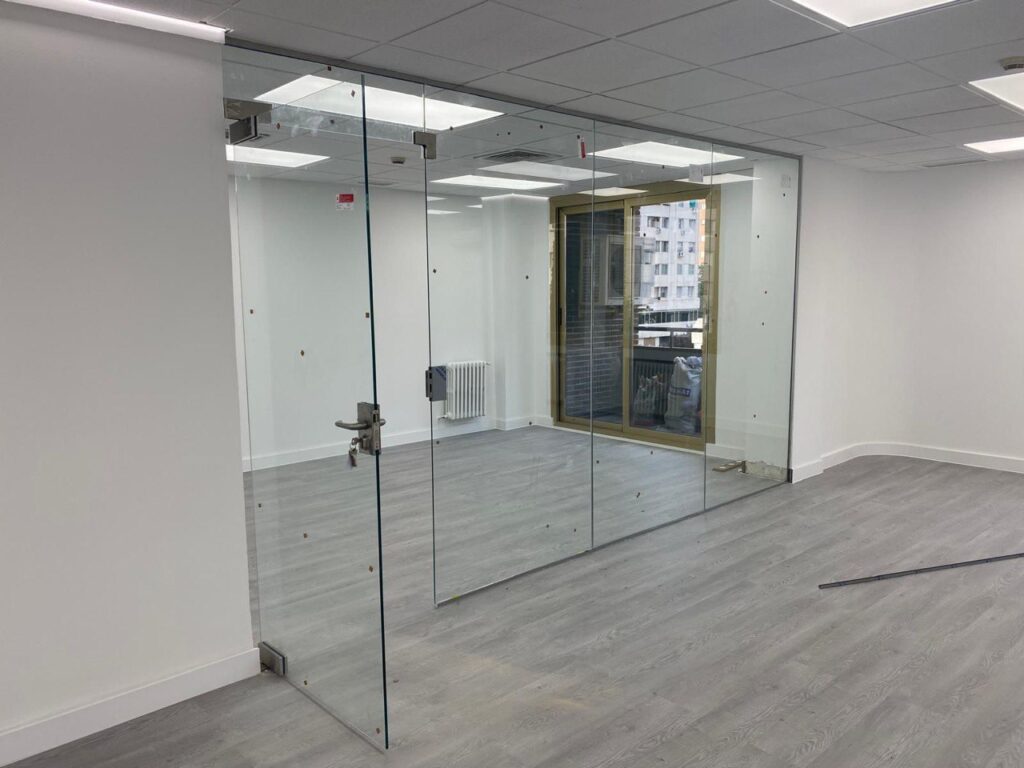 Mampara de oficina de cristal instalada en Madrid por Cristalería Lúmina-Glass