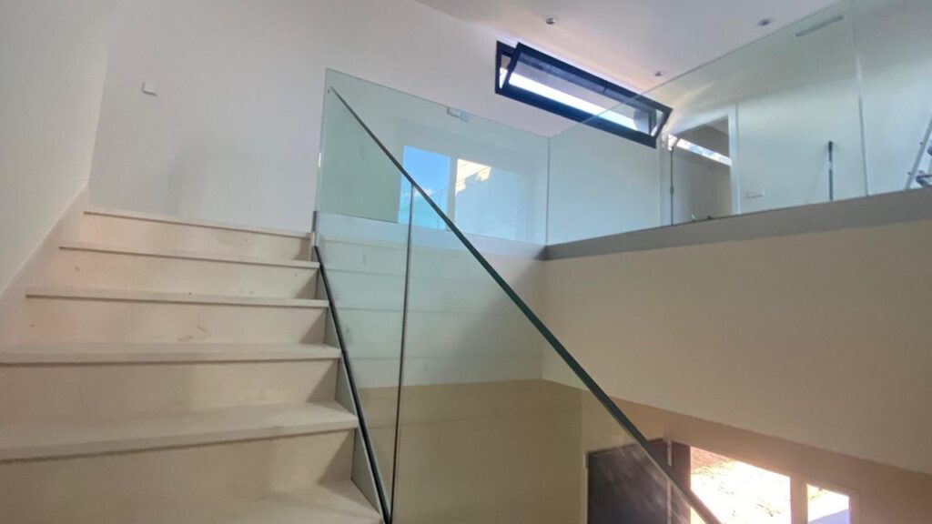 Barandilla de cristal a medida instalada en Madrid por Cristalería Lúmina-Glass