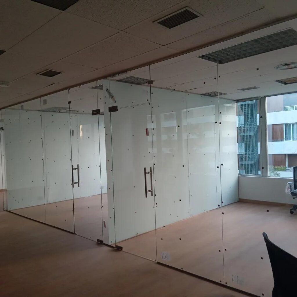 Mampara de oficina de cristal instalada en Madrid por Cristalería Lúmina-Glass