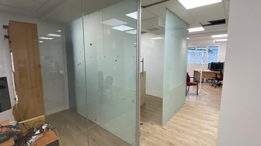 Mampara de oficina de cristal instalada en Madrid por Cristalería Lúmina-Glass