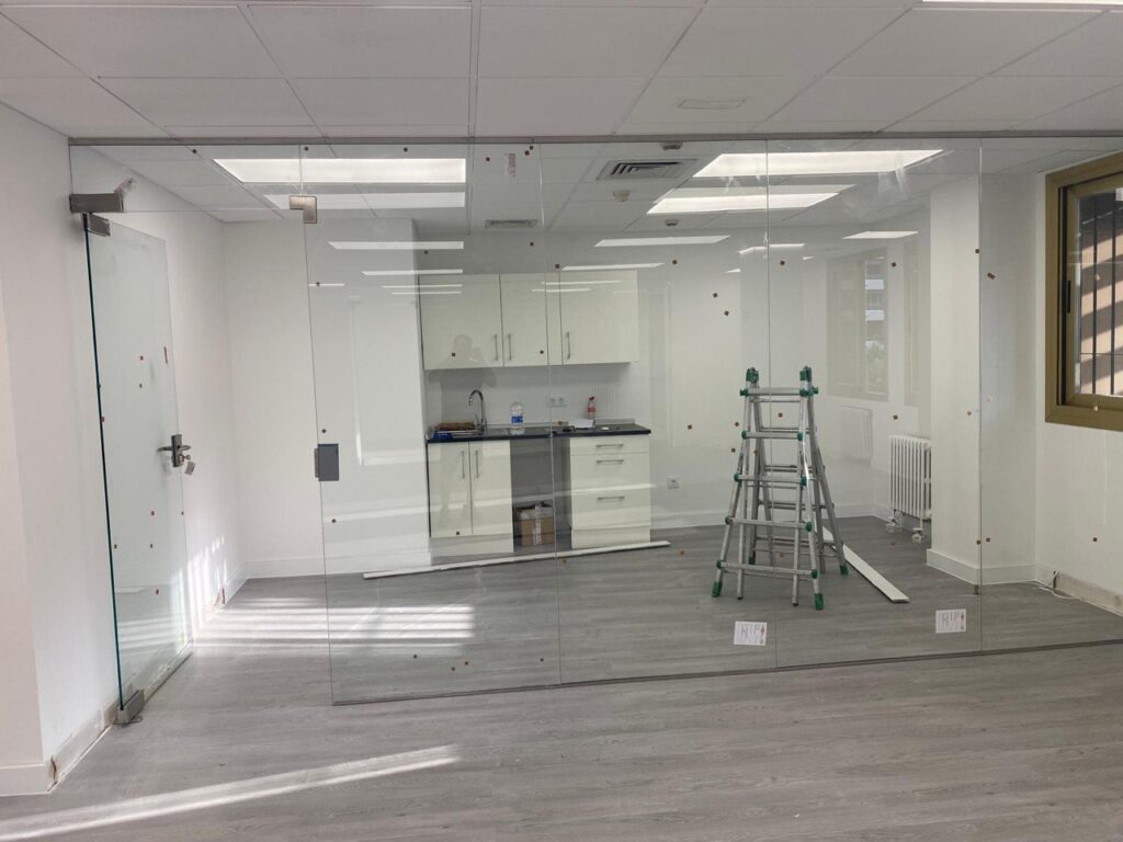 Mampara de oficina de cristal instalada en Madrid por Cristalería Lúmina-Glass