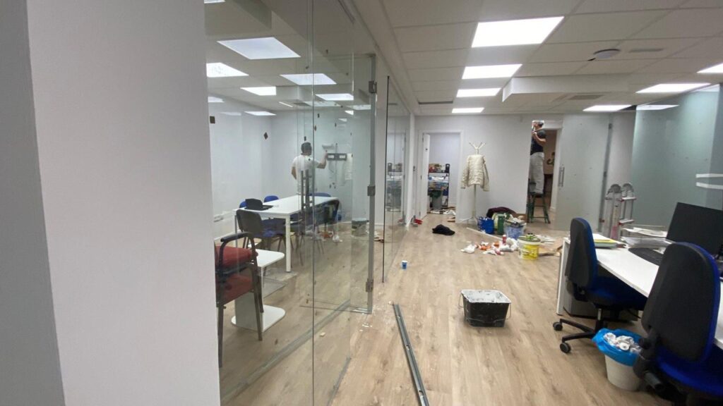 Mampara de oficina de cristal instalada en Madrid por Cristalería Lúmina-Glass
