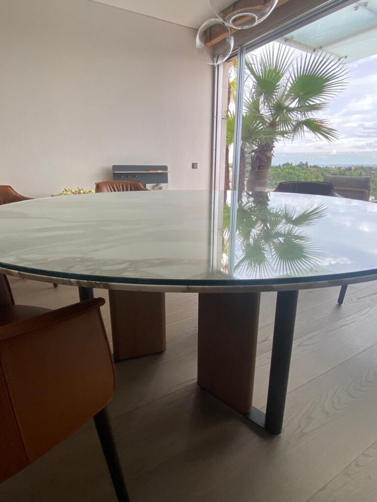 Tapa de mesa de cristal a medida instalada en Madrid