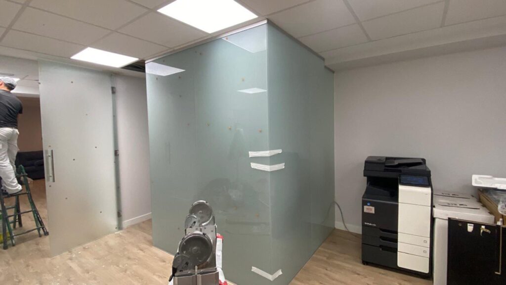 Mampara de oficina de cristal instalada en Madrid por Cristalería Lúmina-Glass