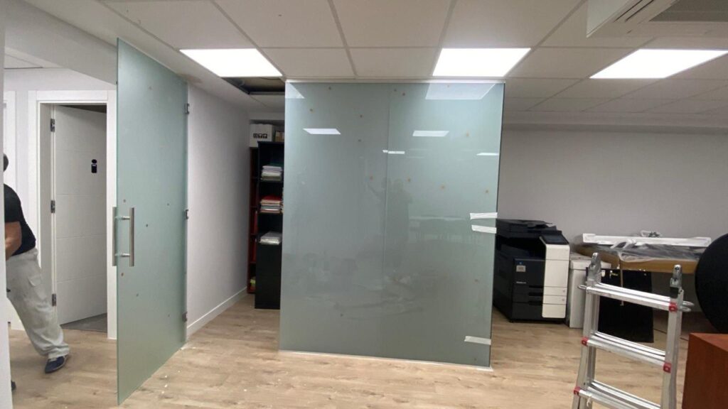 Mampara de oficina de cristal instalada en Madrid por Cristalería Lúmina-Glass