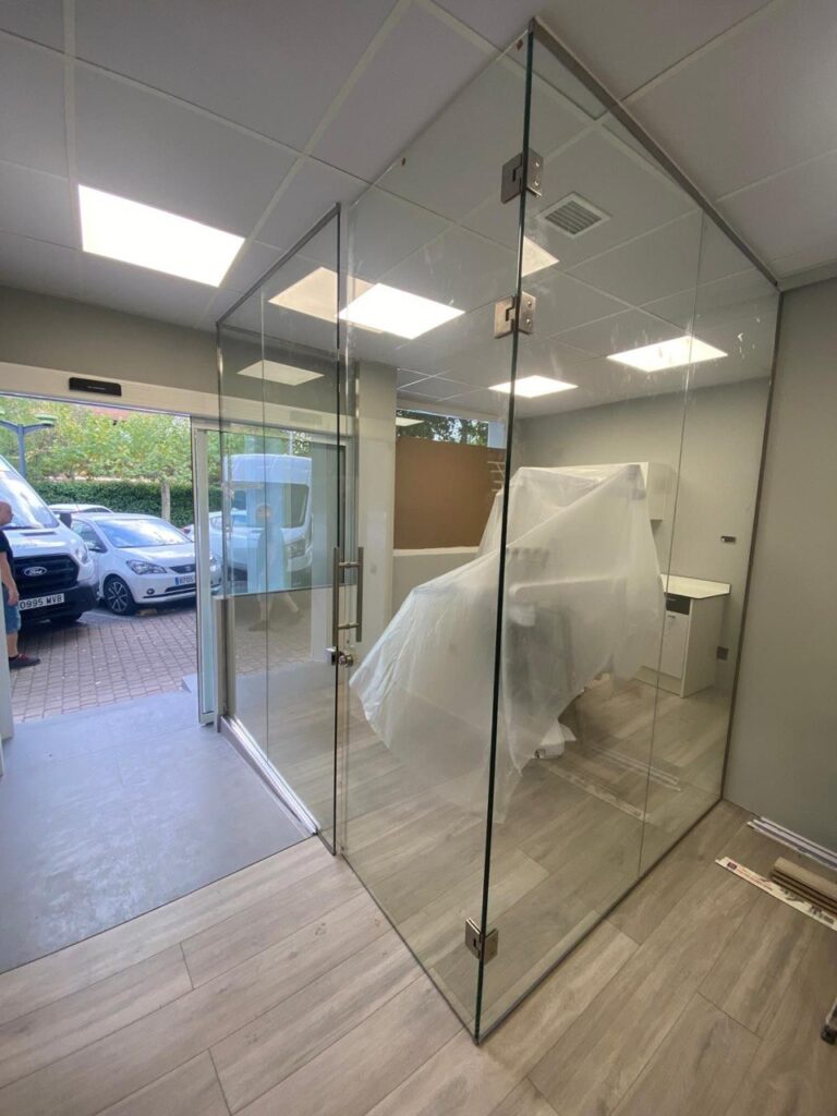 Mampara de oficina de cristal instalada en Madrid por Cristalería Lúmina-Glass