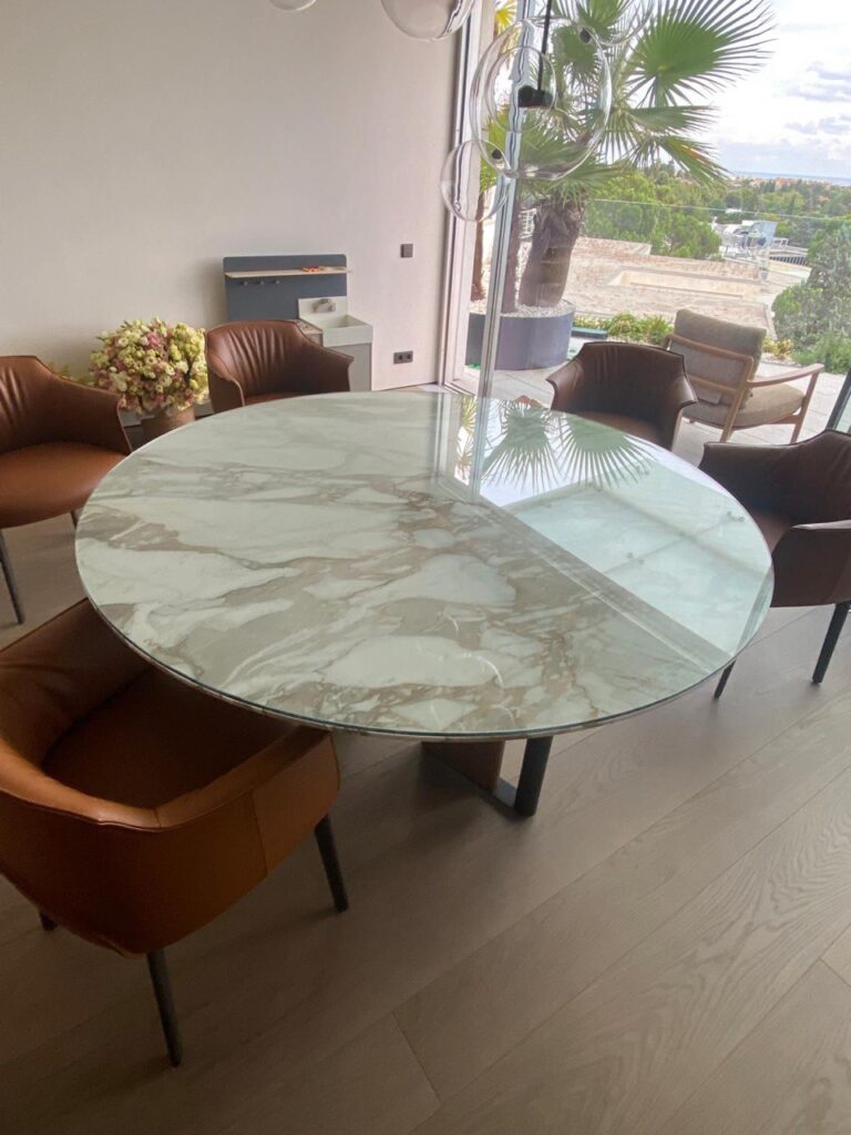 Tapa de mesa de cristal a medida instalada en Madrid