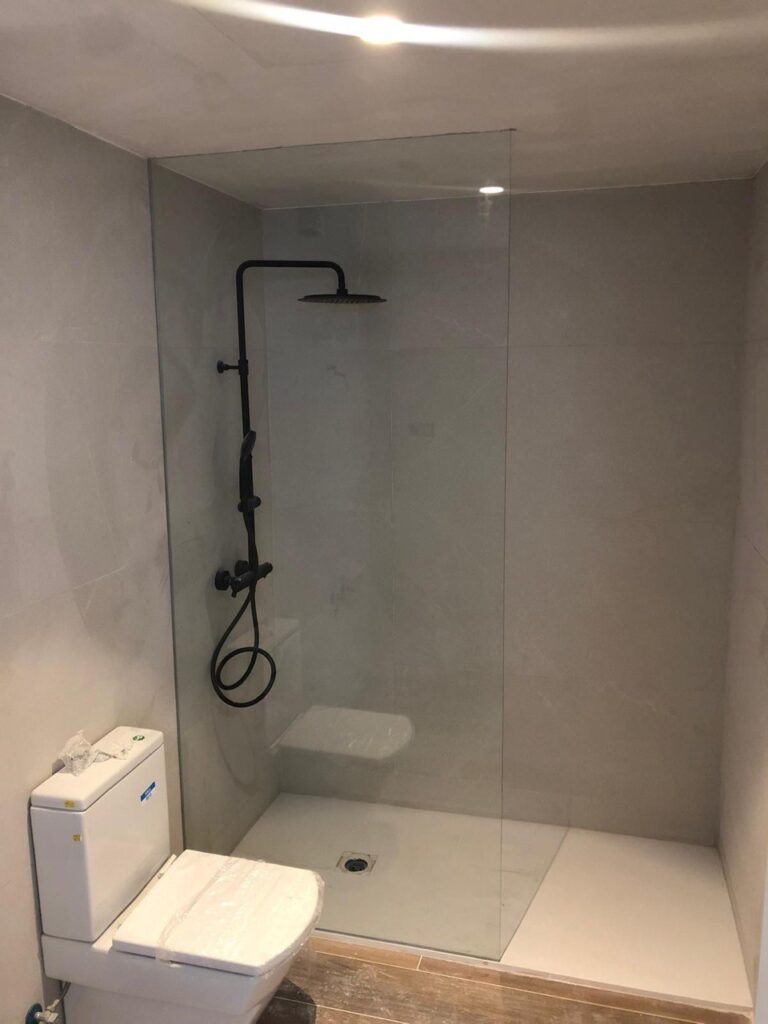 Mampara de baño a medida instalada en Madrid