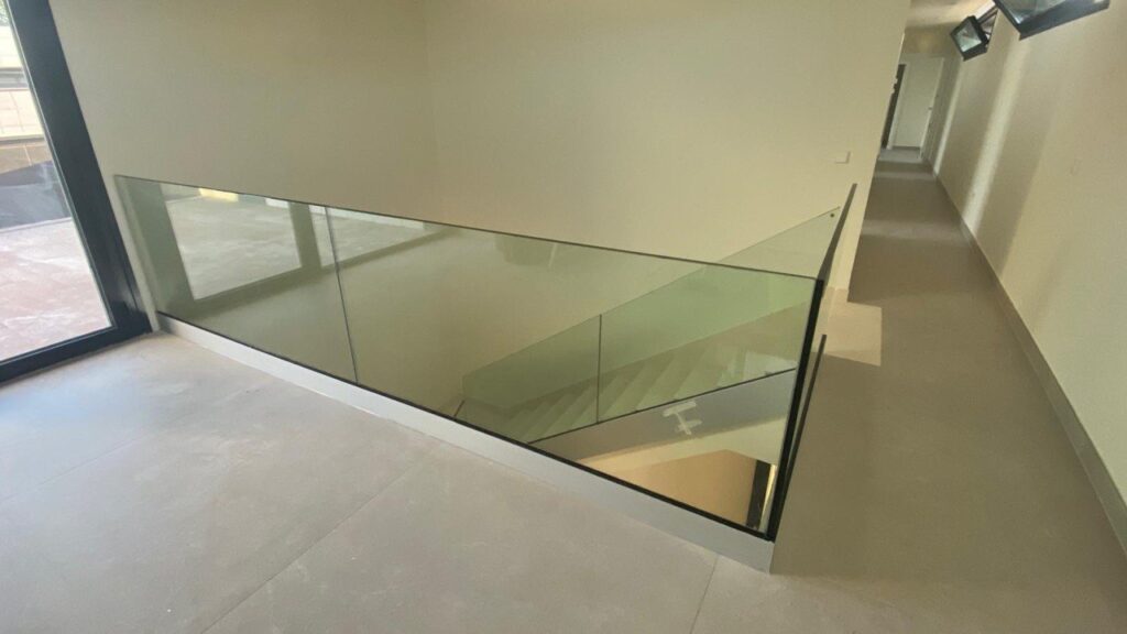 Barandilla de cristal a medida instalada en Madrid por Cristalería Lúmina-Glass