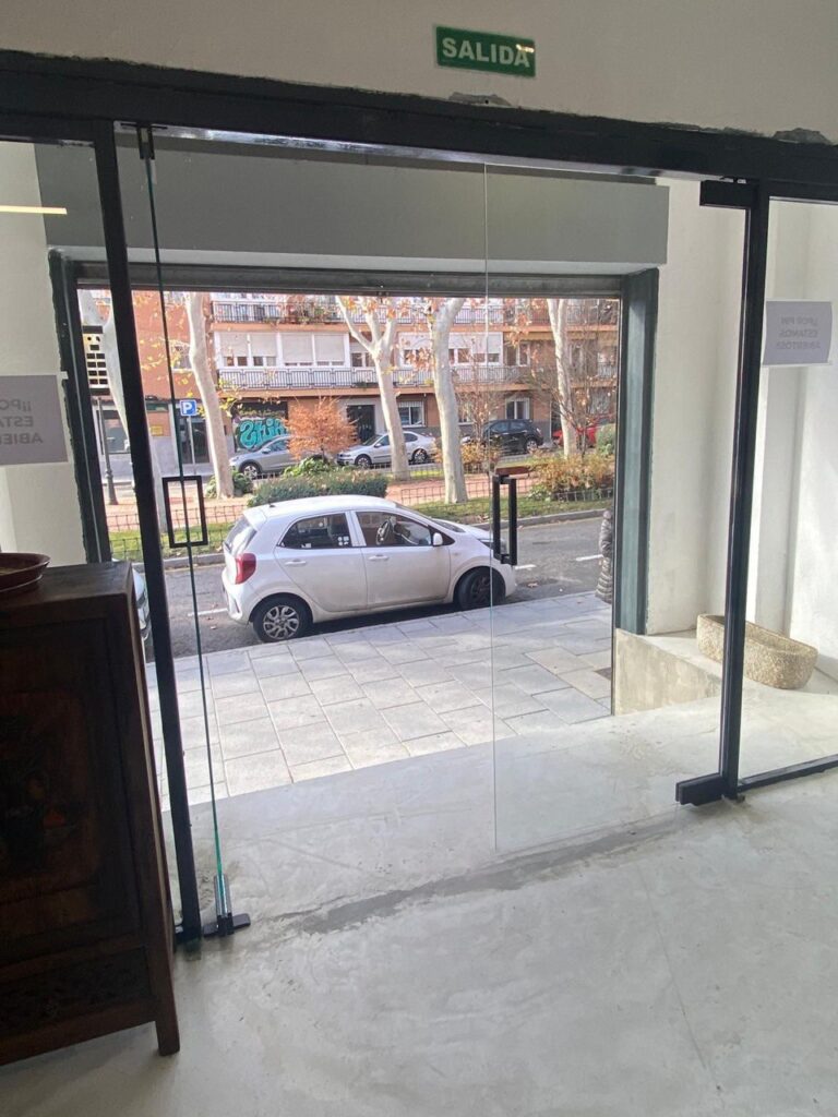 Escaparate de cristal instalado en un comercio de Madrid